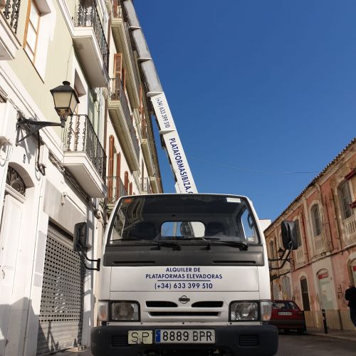 El camión con la plataforma elevadora de nuestra empresa