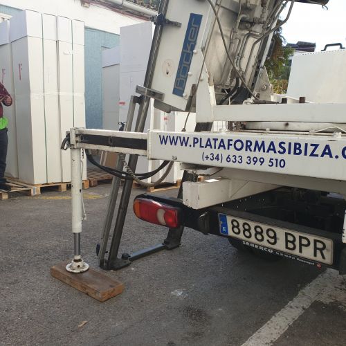 Operario trabajando con el camión de la plataforma elevadora