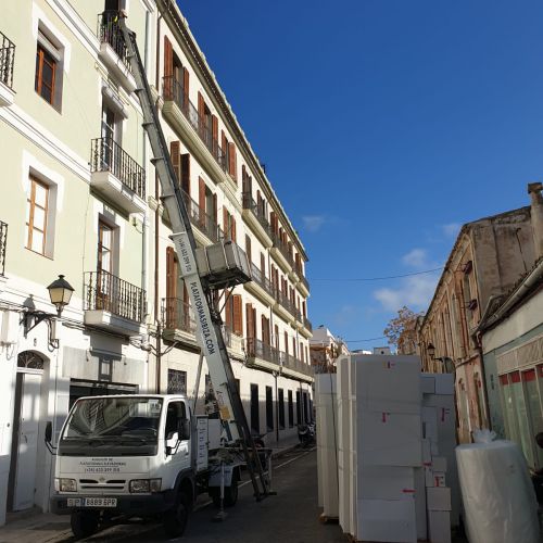 Vista general de la plataforma elevadora en la calle