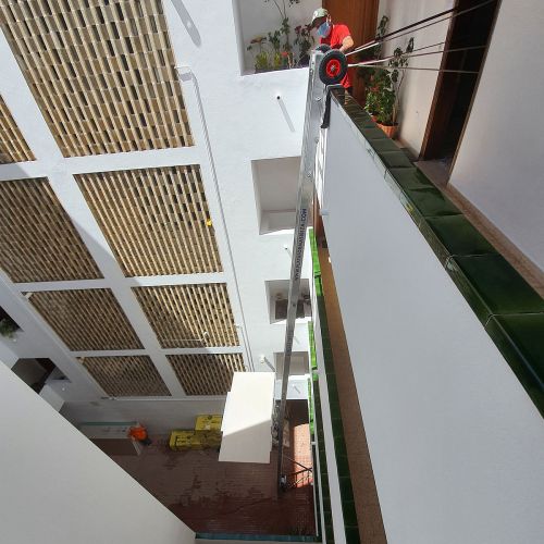 Personal cualificado cumpliendo las medidas de seguridad