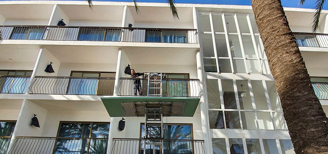 Plataforma elevadora en fachada