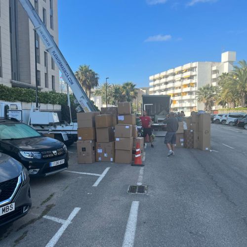 Cargando cajas en grua elevadora