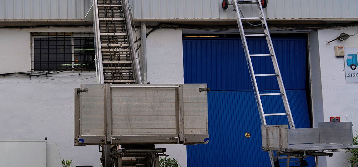 Varias escaleras de la plataforma elevadora