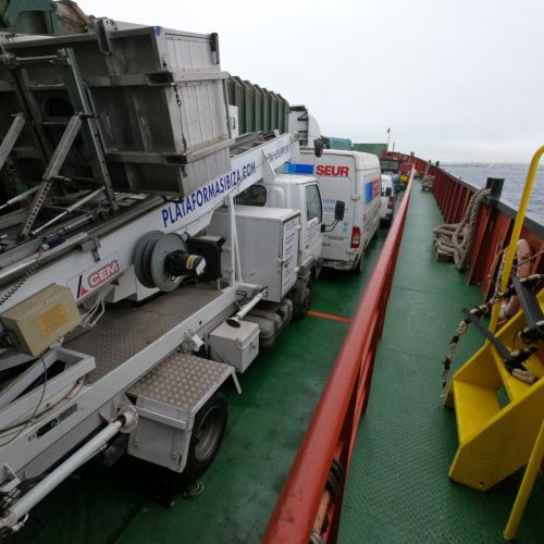 Nuestra plataforma elevadora viajando en el ferry Ibiza-Formentera