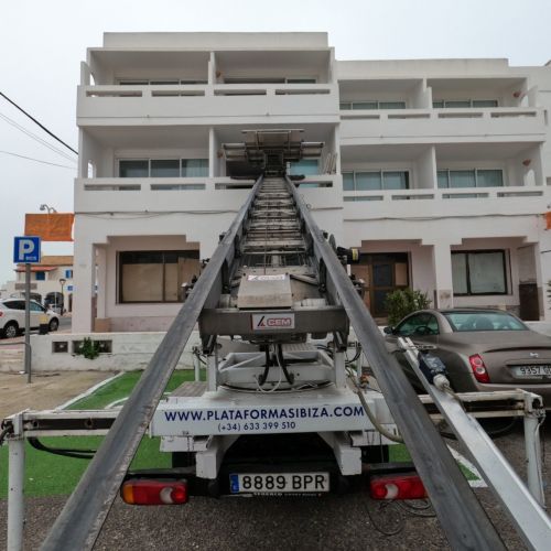 Fotografía donde se aprecia la altura de la escalera de la plataforma elevadora