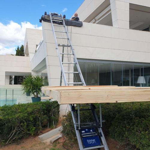 Escalera de la plataforma elevando mobiliario en cajas