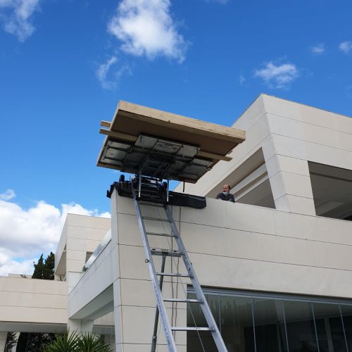 Vista vertical de la plataforma elevadora con escalera